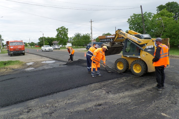 В Гиагинском районе Адыгеи ремонтируют участок автодороги, входящей в опорную сеть дорог