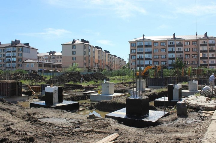 В Яблоновском продолжается строительство двух социальных объектов