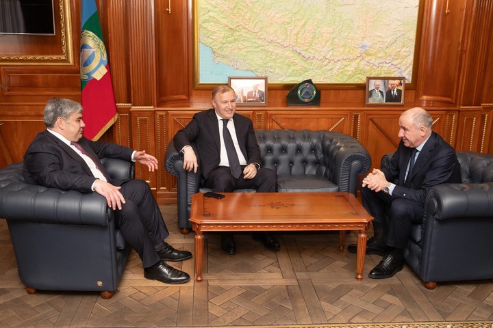 Глава Адыгеи находится с рабочей поездкой в Карачаево-Черкесии