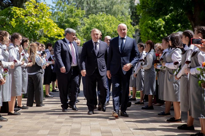Глава Адыгеи принял участие в открытии памятника Первому учителю в Черкесске