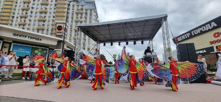 Студия танца "Парадиз" из Адыгеи выступила на Фестивале клубники в Краснодаре 