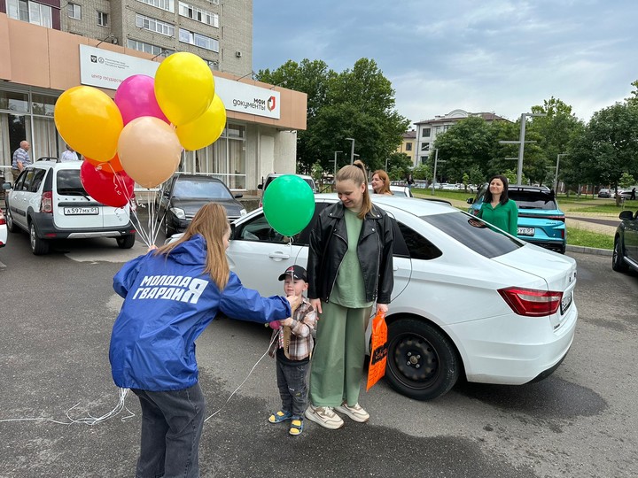 Молодогвардейцы Адыгеи поздравили юных жителей с Днём защиты детей