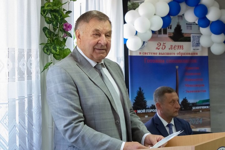 Спикер Госсовета-Хасэ поздравил коллектив филиала АГУ в Белореченске