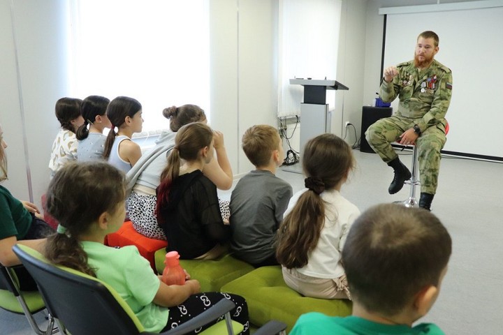 В Майкопе ветеран СВО встретился со школьниками в детском технопарке
