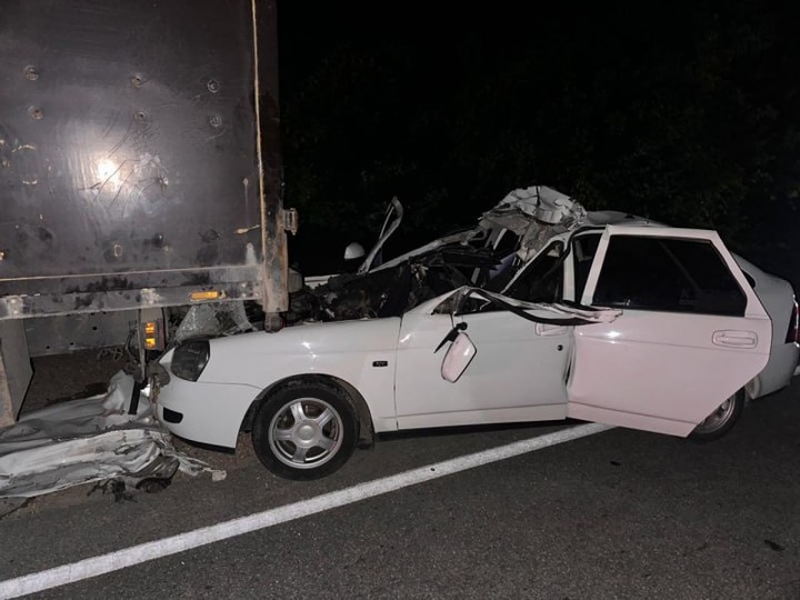 В Адыгее произошло ДТП с участием легкового автомобиля и грузовика на буксире