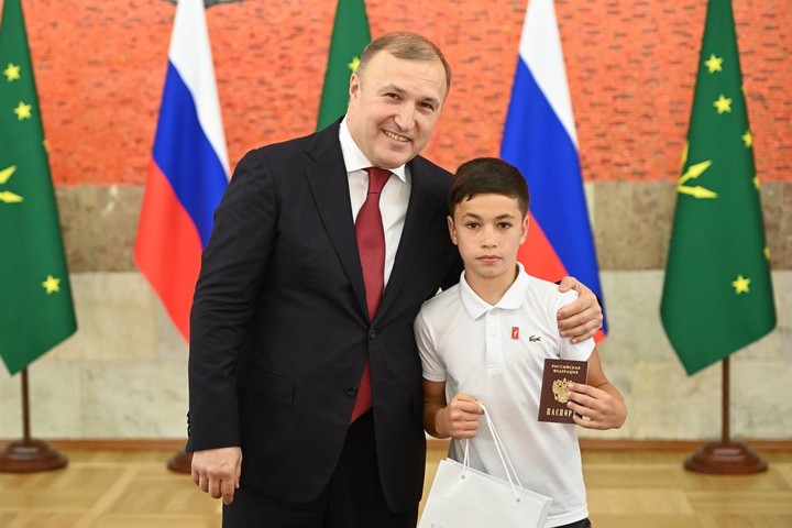 Глава Адыгеи торжественно вручил паспорта 14-летним жителям республики