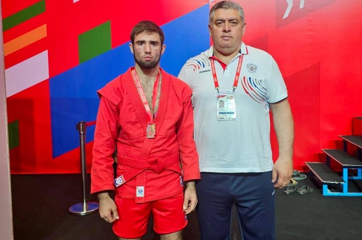 Мурат Кумпилов поздравил призёра Игр БРИКС – самбиста из Адыгеи