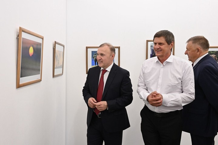 Глава Адыгеи посетил выставку известного фоторепортера Анатолия Жданова