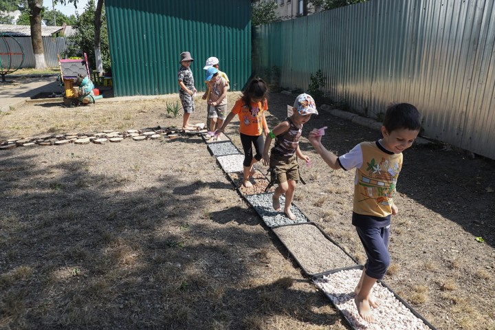В Адыгее обустроили и открыли в детском саду босоногую тропу здоровья
