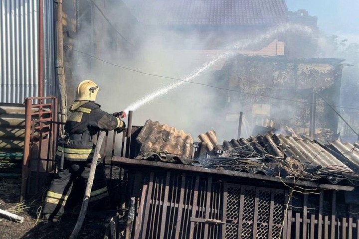 В Гончарке пожарные ликвидировали возгорание частного дома