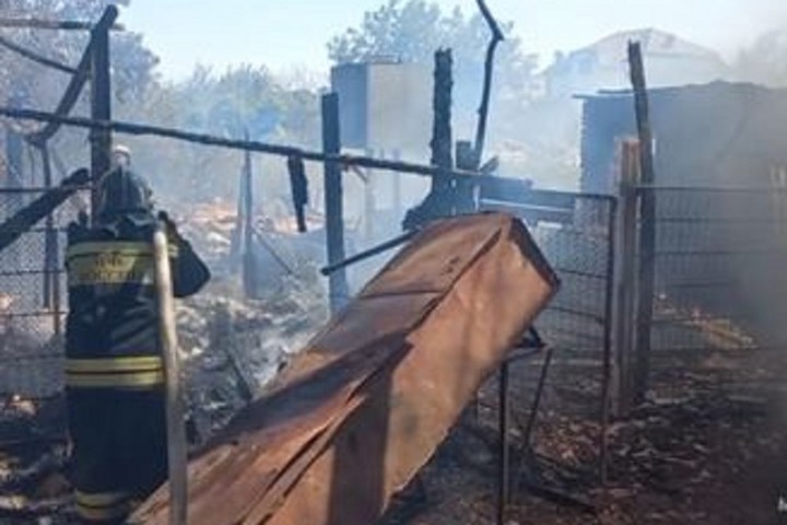 В Новой Адыгее ликвидировали возгорание двух частных домовладений