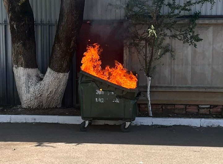 Горячий сезон: в Адыгее горят контейнеры для отходов