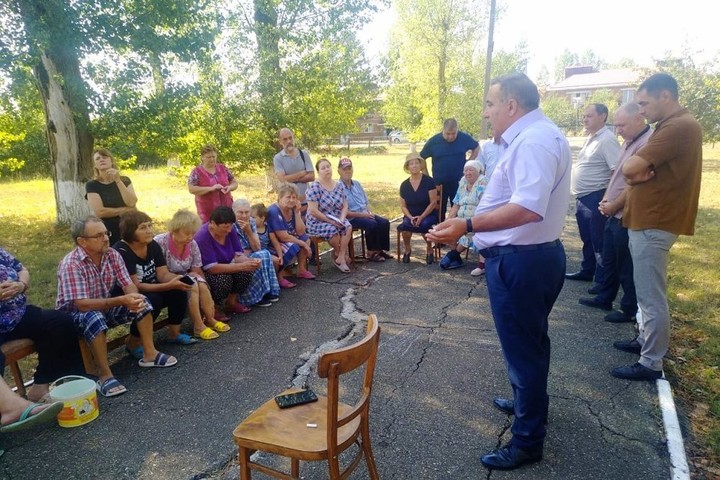 Глава Теучежского района осмотрел новый водозабор в поселке Красненском